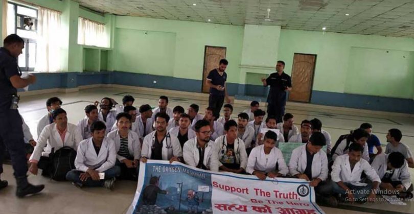 शिक्षण अस्पताल महाराजगञ्जमा प्रहरी र आन्दोलनरत चिकित्सकबीच झडप