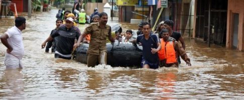 भारतको दक्षिणी राज्य केरलाको विनाशकारी बाढीमा परेर मृत्यु हुनेको संख्या आइतबारसम्म ४४५ पुग्यो