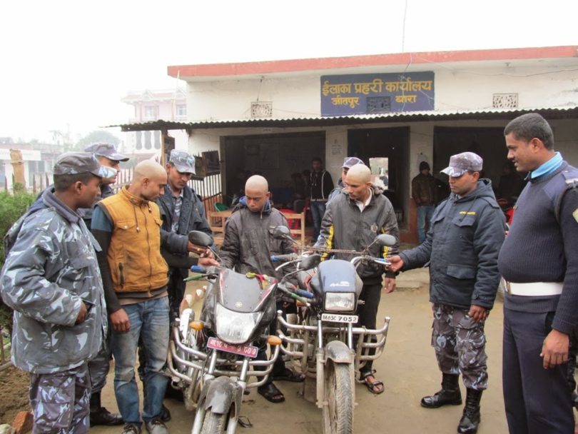 अवैधरुपमा ल्याइरहेको मोटरसाइकल र सामान प्रहरीद्धारा बरामद