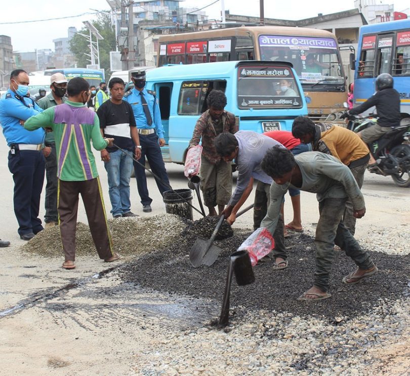 बिमस्टेकमा राष्ट्र प्रमुखलाई देखाउनका लागि दिउँसो खाल्डा खुल्डी परिँदै, सवारीसाधान जाम हुँदा यात्रुलाई सास्ती