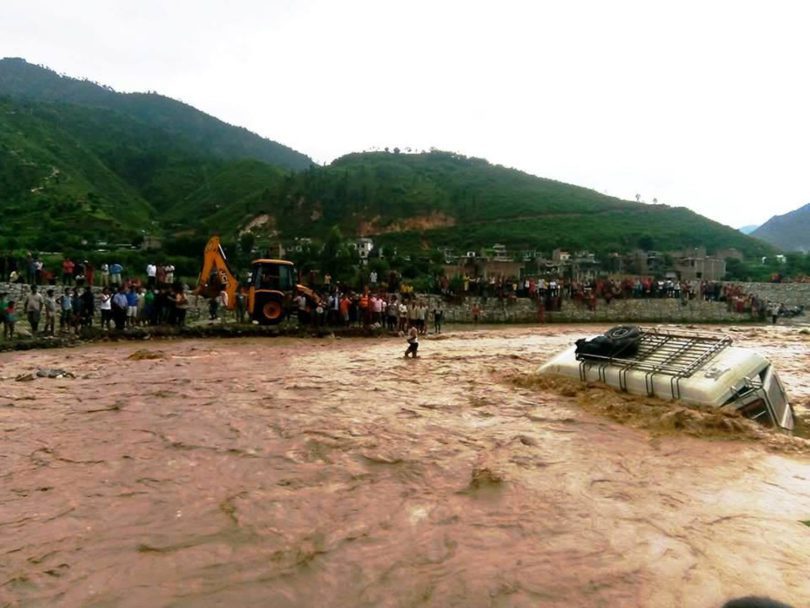 खोला पार गर्दैगर्दा बाढी आएपछि यात्रु हाम फालेर बाँच्न सफल