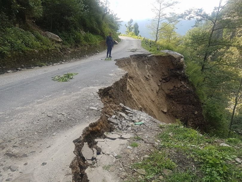 पहिरोका कारण अवरुद्ध पासाङल्हामु राजमार्ग चाँडो खुलाउन सरकारसंग आग्रह