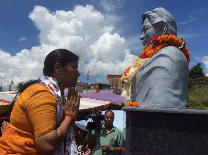नेत्री मङ्गलादेवी सिंहको शालिकमा माल्यार्पण