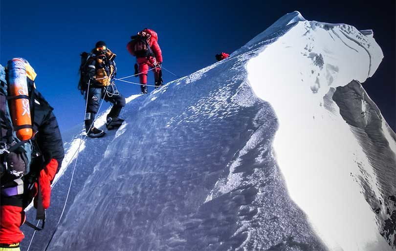 दुई जना नेपालीसहित अपि हिमाल आरोहणमा विदेशी