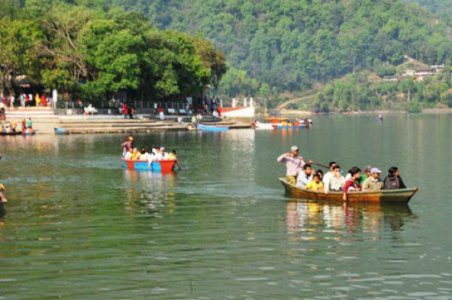 फेवातालको बीचमा ढुङ्गा डुब्यो