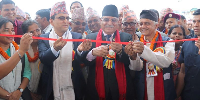 पूर्व प्रधानमन्त्री एवं नेपाल कम्युनिष्ट पार्टीका अध्यक्ष पुष्पकमल दाहाल द्धरा सहकारी सङ्घ चितवनले निर्माण गरेको साझा पेट्रोल पम्पको उद्घाटन