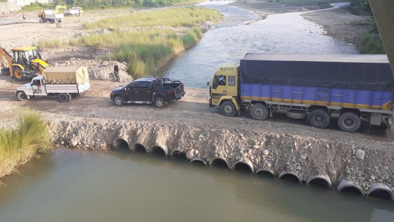 पुर्वपश्चिम राजमार्ग अन्तर्गत नवलपरासीको अरुणखोलामा बनाएको डाइभर्सन बाढिले बगाएर बन्द भएको बाटो एक तर्फी सन्चालनमा