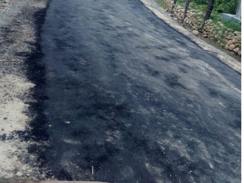 लामोसाँघु–जीरी सडकअन्तर्गत खाडीचौरदेखि मुढेसम्मको  सडकखण्डमा कालोपत्रको काम शुरु