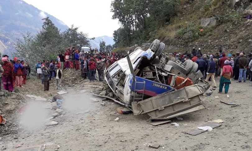 सिन्धुपाल्चोकमा बस दुर्घटना हुँदा ज्यान गुमाएका १४ जनामध्ये ५ जनाको परिचय खुलेको छ ।